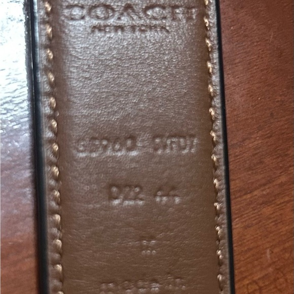 M size Women’s Coach Black Leather Belt in EUC - Picture 2 of 3